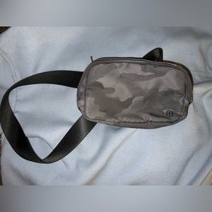 Lululemon everywhere belt bag grey camo